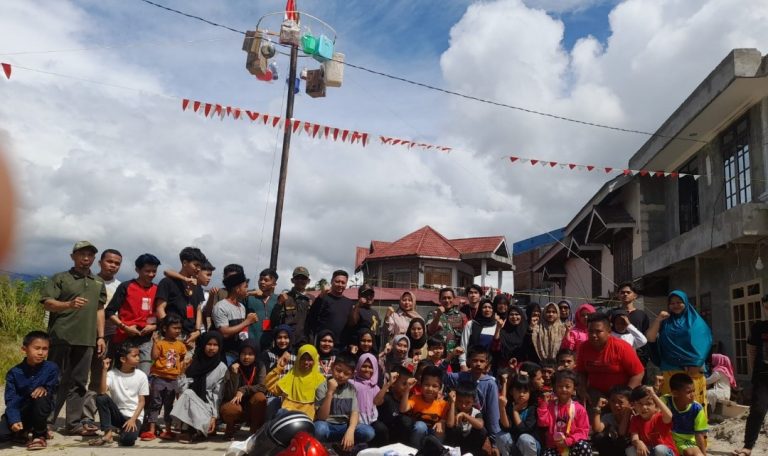 Pemuda Kelurahan Pulai Anak Aie MKS Gelar Panjat Pinang dan Berbagai Lomba