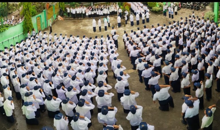 Jadi Pembina Upacara Perdana di MTsN 1 Padang, Isrizal Berpesan Jadilah Generasi Emas 2045 