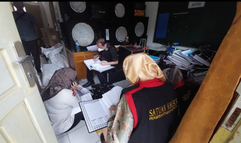 Timsus Kajati Geledah Kantor Dinkes Bukittinggi,  20 Orang sudah Dimintai Keterangan