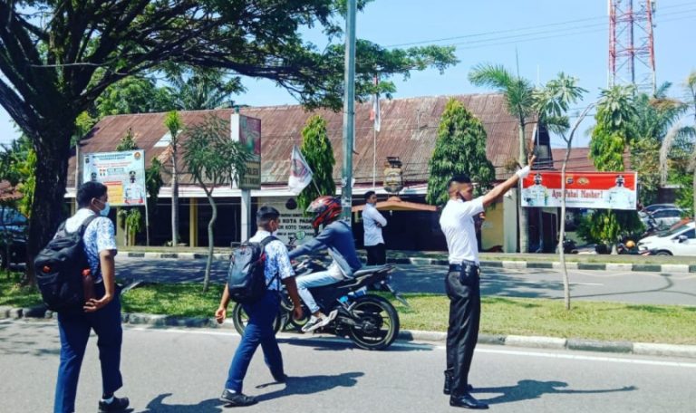 Demi Pengabdian, Fetriandi Security MTsN 1 Padang Bekerja 12 Jam Setiap Hari i 