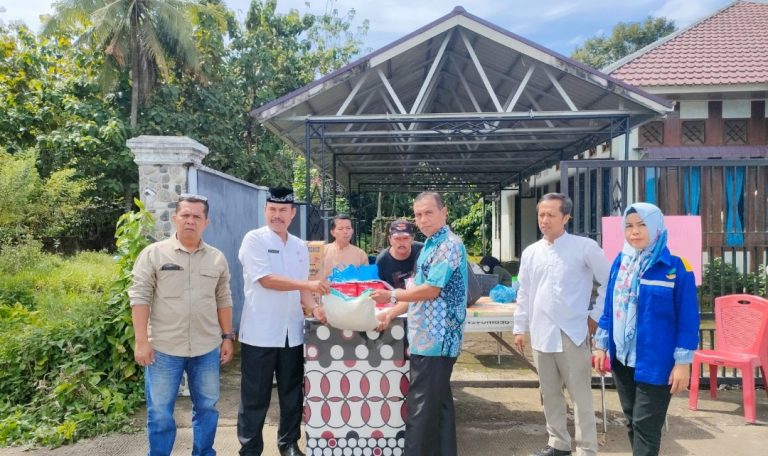 Limjamsos Dinsos Padang Salurkan Bantuan Korban Kebakaran Taman Harmonis Kuranji 