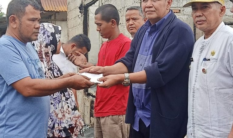 Irwan Basir Hantokan Tangih Korban Kebakaran  Komplek Perumahan Harmonis Belimbing 
