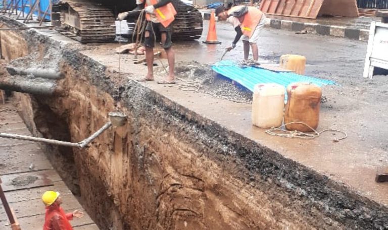 Pekerja Proyek Drainase Jalan Perintis Kemerdekaan Bukittinggi Minim APD 