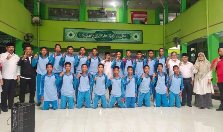 Isrizal Lepas Kesebelasan MTsN 1 Padang ke Medan Laga Turnamen se Sumbar 