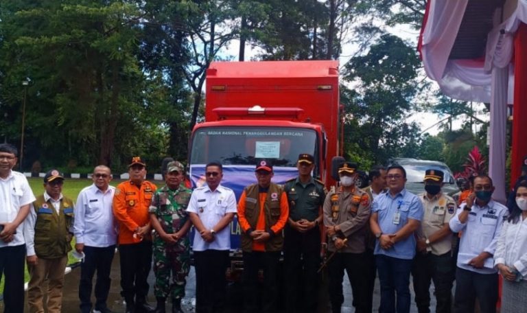 Direktur DID BNPB Zainal Arifin Serahkan Langsung Bantuan Gempa Mentawai 