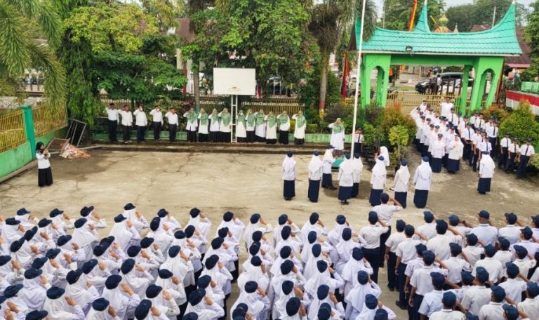 Jadi Pembina Upacara, Idra Putri :Sadari Hak dan Kewajiban Seorang Pelajar 
