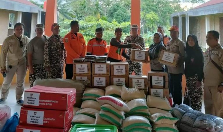 Pemko Padang Bantu Korban Gempa Bumi Mentawai 