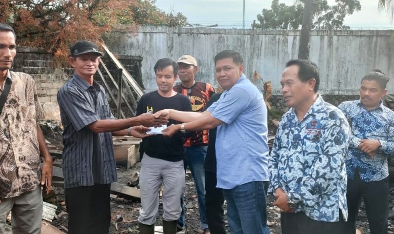 Tinjau Korban Kebakaran Teluk Kabung Tengah, Irwan Basir Sebut Saudara “Manangih Kito Sabak”
