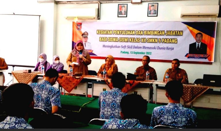 Disnakerin Gelar Penyuluhan dan Binjab Terhadap Puluhan Siswa SMKN 5 Padang