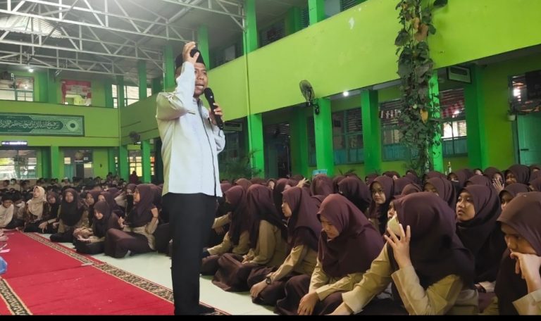 Isrizal Gencarkan Implementasi Moderasi Beragama di MTsN 1 Padang