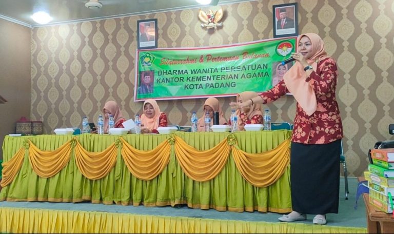 Ny Nova Isrizal Didaulat jadi Narasumber Acara DWP Kemenag Padang