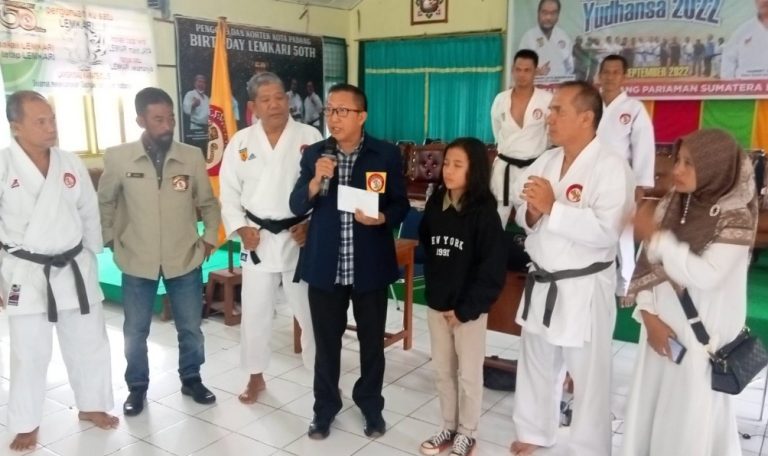 Ketum Lemkari Sumbar  Serahkan Bonus Atlet Peraih Medali Emas O2SN SD Tingkat Nasional
