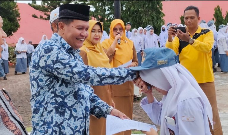 Irwan Basir Jadi Pembina Upacara Sekaligus Serahkan Beasiswa PIP 184 Siswa SMAN 16 Padang 