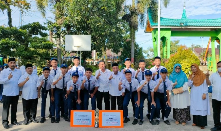 Pacu Semangat Juara, Isrizal Serahkan Reward Kepada Siswa Berprestasi