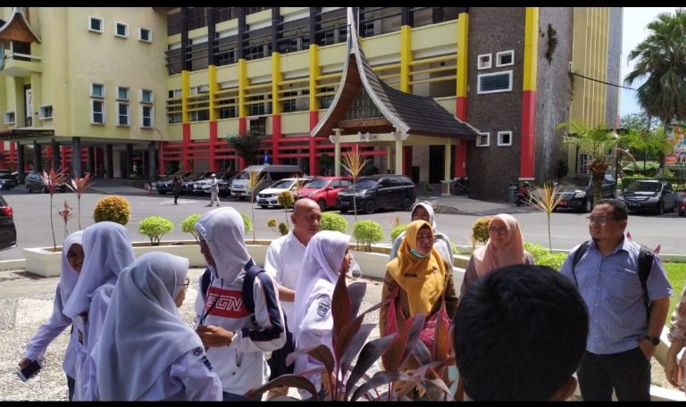 Potret Buram Dunia Pendidikan, Siswa Kelas Jauh SMAN 1 Padang Bersama Orang Tua Demo ke Kantor Gubernur
