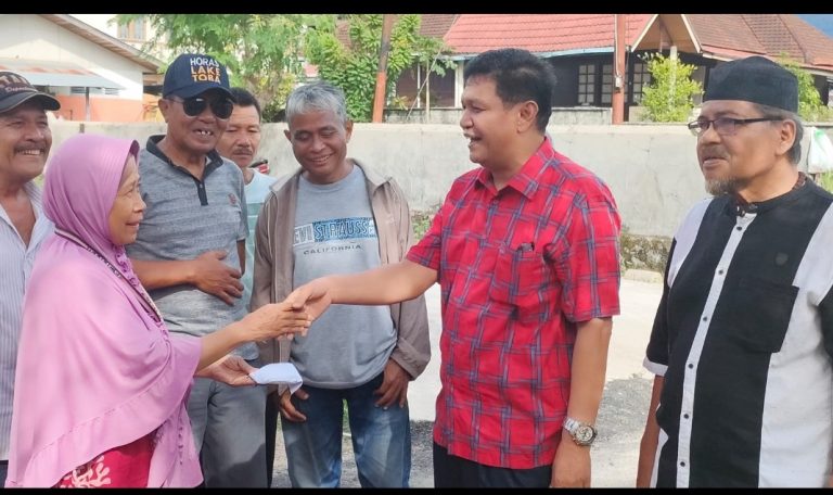 Rumah Terban Tergerus Luapan Sungai, Irwan Basir Santuni Wanita Tua