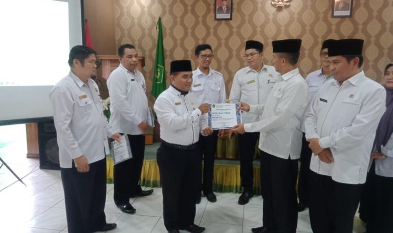 MTsN 1 Padang Terima Piagam Penghargaan Peringkat III Realisasi Anggaran Triwulan III-2022