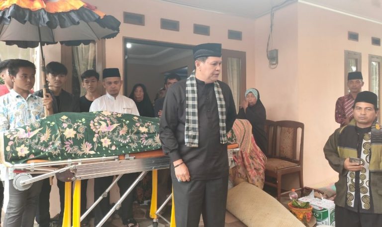 Irwan Basir Dt Rj  Alam Lepas Keberangkatan Jenazah Orang Tua Erianto Mahmuda ke Pandam Pekuburan 