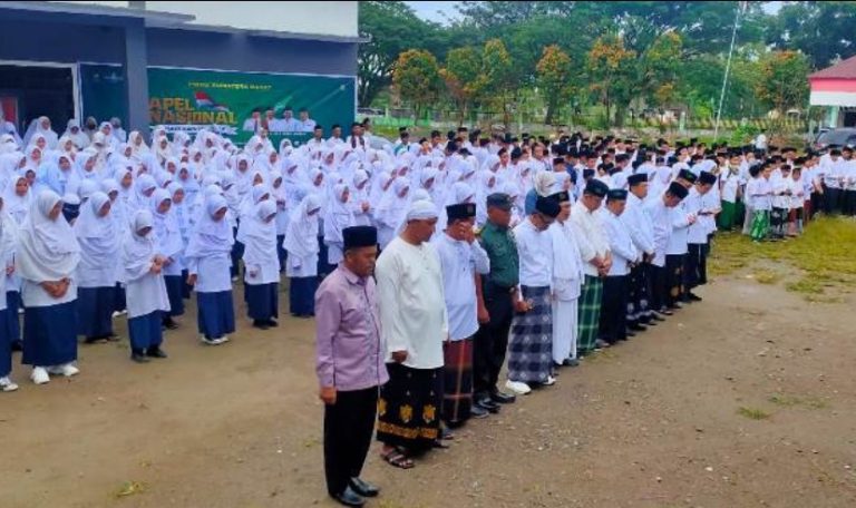 Gelar Apel Hari Santri, PWNU Ziarah ke Makam Pendiri MTI Batang Kabung