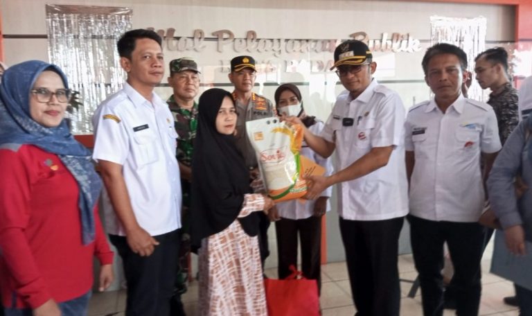 Kemensos Salurkan Bantuan kepada Korban Bencana Kebakaran Gunung Pangilun 