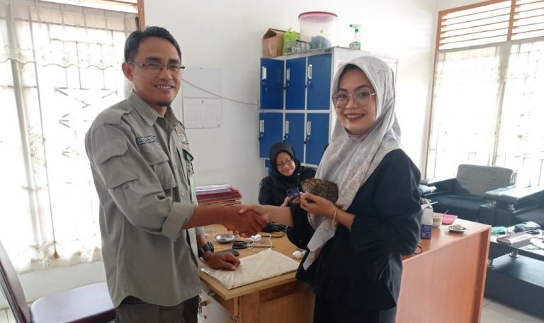 Peduli Satwa Dilindungi Mahasiswi Unand Serahkan Kucing Hutan ke BKSDA