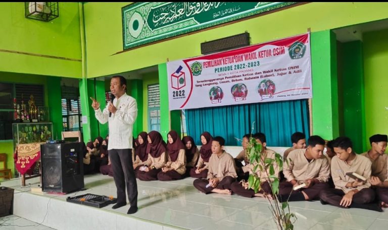 Bahasa Mandarin dan Drama Komedi Warnai Muhadharah MTsN 1 Padang