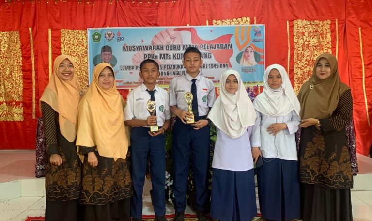 Dua Duta MTsN 1 Ukir Prestasi di Ajang Lomba MGMP PKn Padang