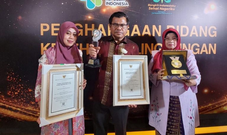 Lima Kementrian Berikan Penghargaan STBM Berkelanjutan kepada Bukittinggi