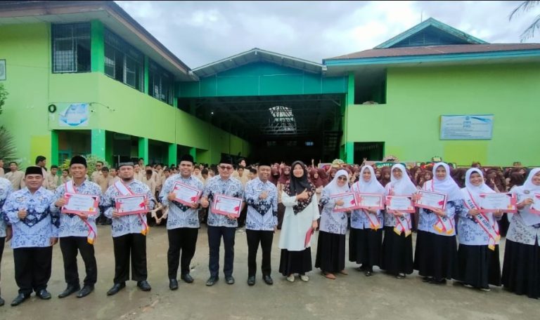 Belasan Guru dan Pegawai MTsN 1 Padang Terima Piagam Penghargaan di Hari Guru