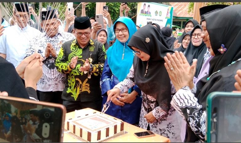 MAN 1 Padang Meriahkan HGN dengan Lomba Memasak Nasi Goreng