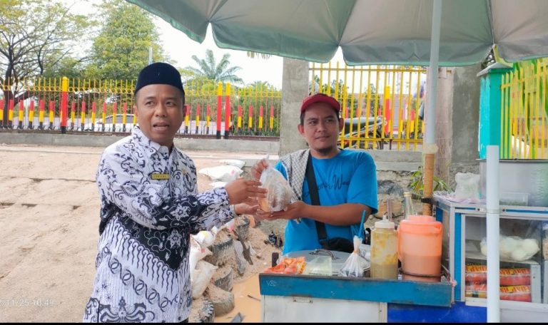 Hari Guru ke-77, jadi Momentum MTsN 1 Padang Berbagi Rezeki