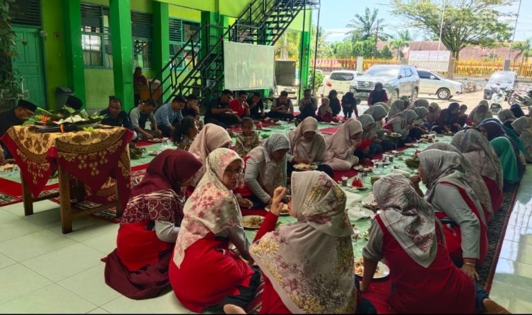 Penuh Keakraban, MTsN 1 Padang Tutup HGN ke-77 dengan Makan Bajamba