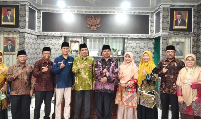 Kakanwil Kemenag Sumbar Helmi Apresiasi Kemajuan MTsN 1 Padang