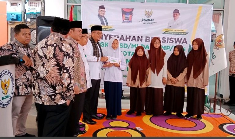 Baznas Padang Salurkan Beasiswa Terhadap 2.396 Siswa Kurang Mampu