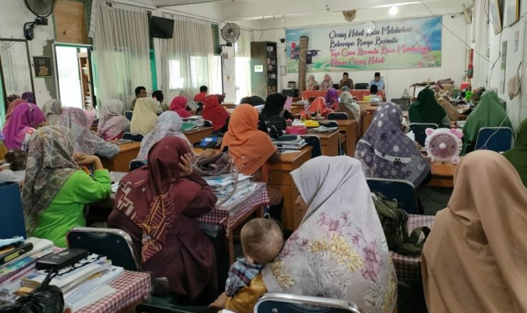 Pimpin Rapat Dinas di Lingkungan MTsN 1 Padang, Isrizal Minta Guru Agar Melek Digital