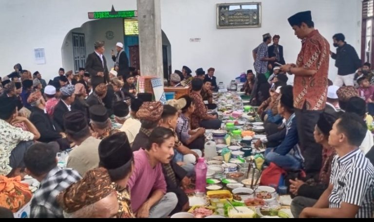 Mambantai Kabau Turun Kasawah di Kapalo Banda Balun, Warga Pakan Rabaa Makan Bajamba