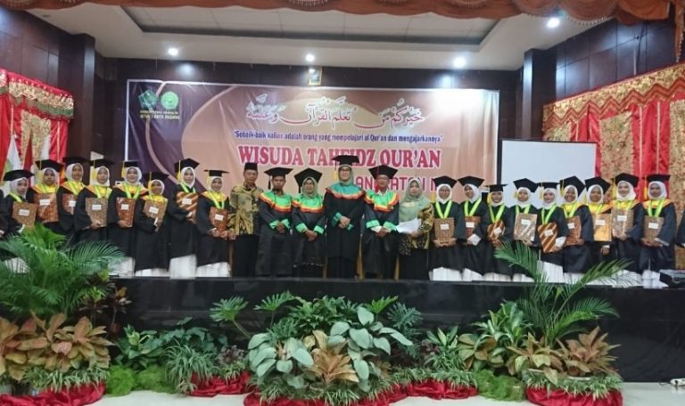 Hadiri Wisuda Tahfidz MTsN 3 Padang, Kakanwil Apresiasi Target Cetak 2.000 Hafidz