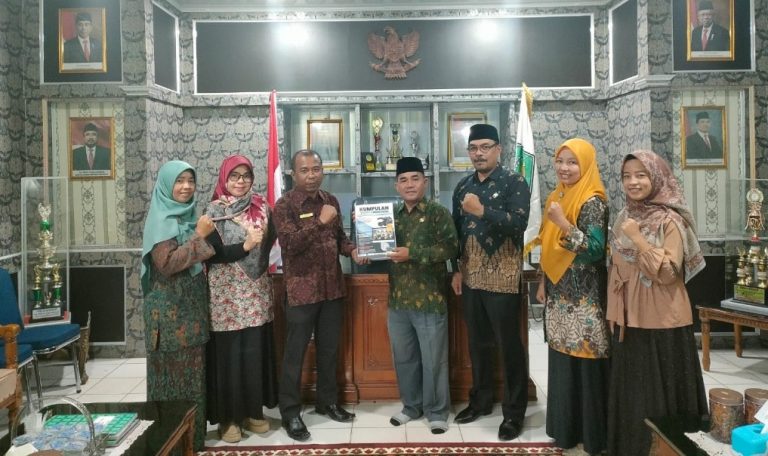 Tim Humas MTsN 1 Padang Serahkan 1313 Arsip Berita Sepanjang Tahun 2022