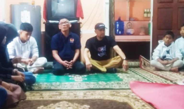 Keluarga Besar PGSI Sumbar Takziah ke Rumah Duka, Orang Tua Tarmizi Mawardi