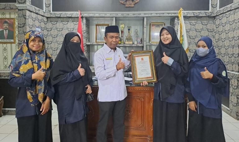 Isrizal Terima Tanda Ucapan Terima Kasih dari 10 Mahasiswa UMSB