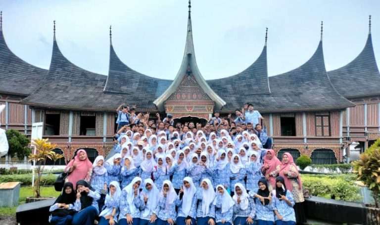 Tiga Guru Inovator MTsN 1 Padang, Pimpin Seratusan Siswa Kegiatan Edukasi Sejarah dan Budaya