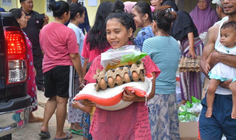 Banjir Batu Busuk, Semen Padang Kirim Bantuan 89 Paket Sembako
