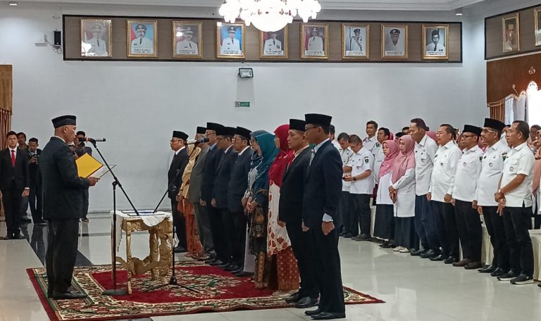 Al Amin Kabiro Kesra, 11 Pejabat Eselon II Pemprov Sumbar Dilantik