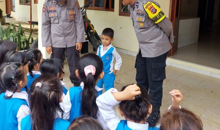 Sambut Anak TK di Polsek SBH, Aipda Nazarwil Berikan Edukasi
