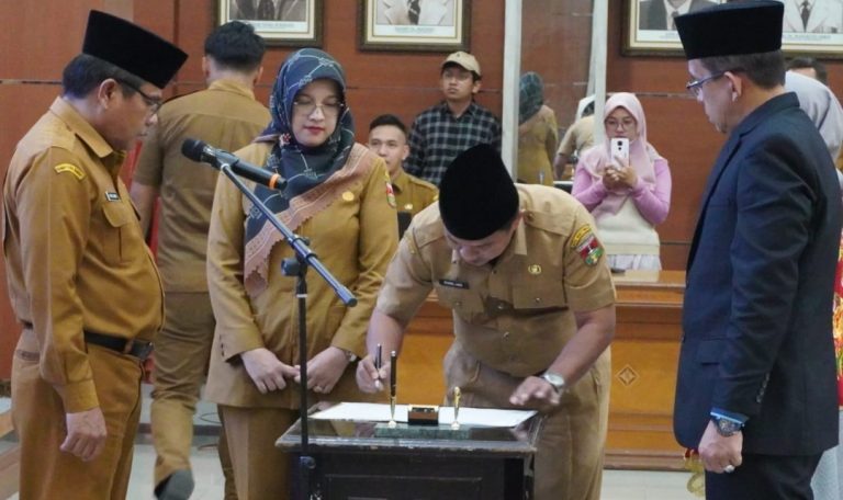 Belasan Pejabat di Lingkungan Pemko Bukittinggi Dilantik 