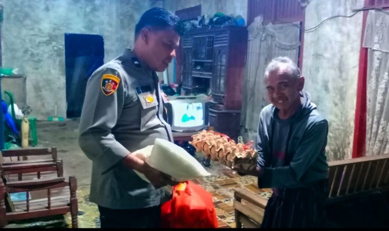 Polsek Sungai Pagu Berbagi Sembako dengan Warga yang Membutuhkan