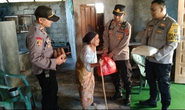 Kapolsek Sungai Pagu Serahkan Sembako, untuk Warga yang Membutuhkan di Dua Nagari 