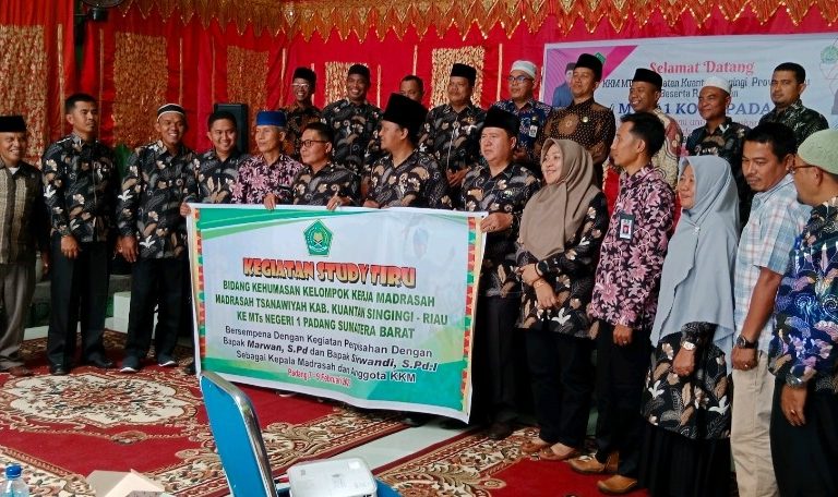 KKM MTs Kuansing Riau Studi Tiru Kehumasan ke MTsN 1 Padang