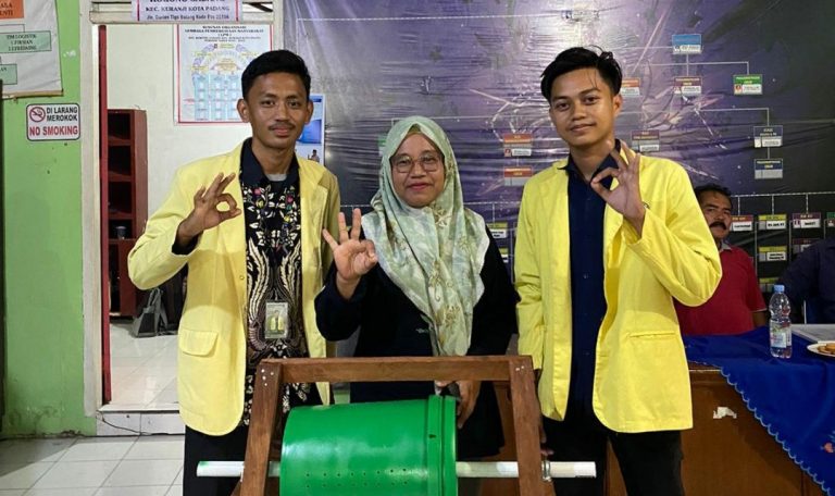Mahasiswa KKN Tematik UNP Serahkan Rolling Kompos ke Bank Sampah Pancadaya Koronggadang