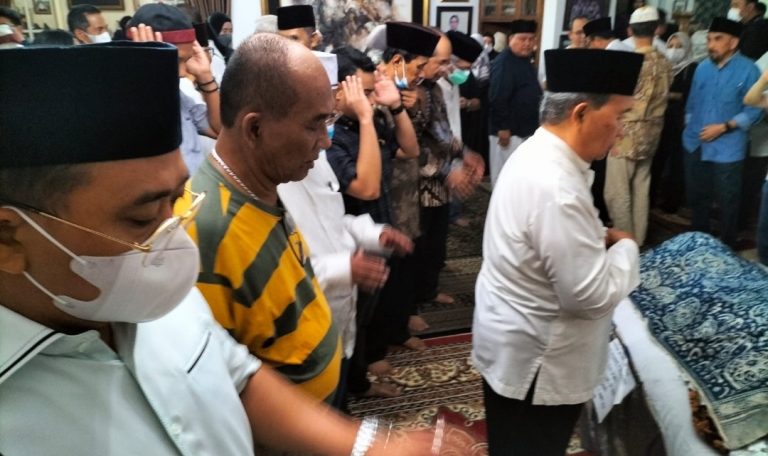 Melayat Azwar Anas, Buya Syafri Sampaikan Belasungkawa dari Tarbiyah Islamiyah